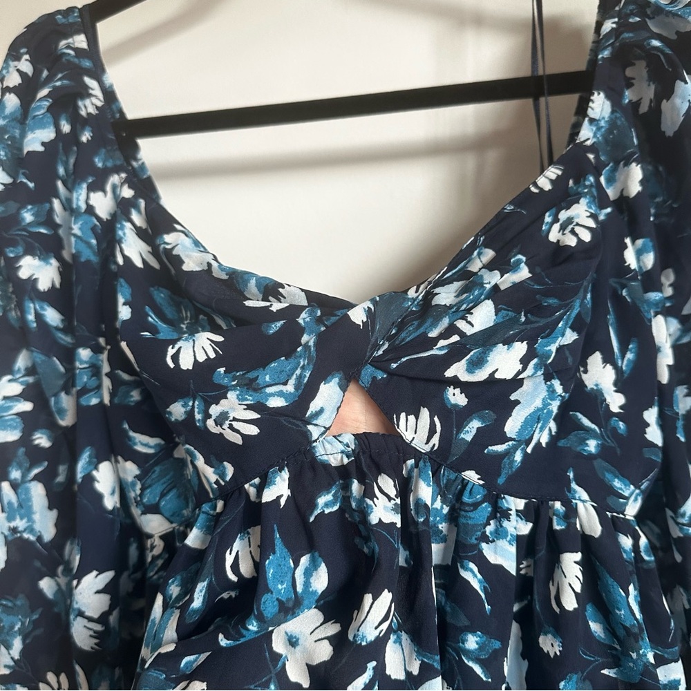 NWT Abercrombie & Fitch Blouse Women’s size Medium black blue floral smocked top - Picture 9 of 11